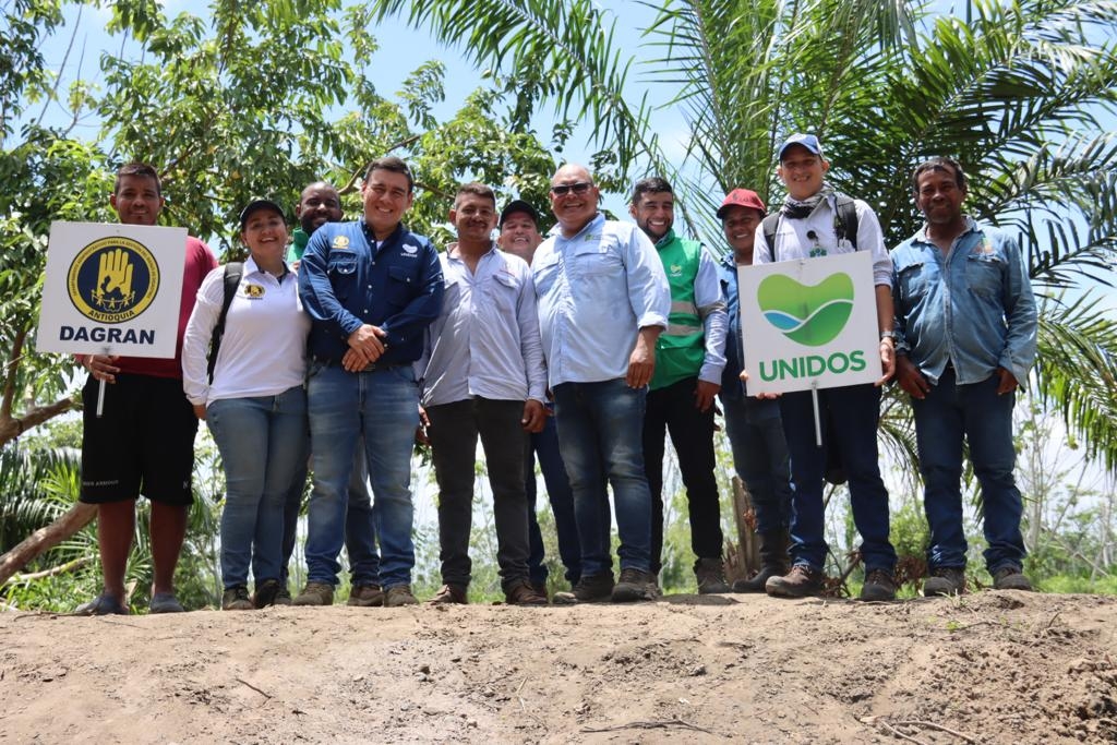 Comunidad de Yondó, históricamente afectada por el desbordamiento del río Magdalena, celebra la terminación de 9 kilómetros de jarillón