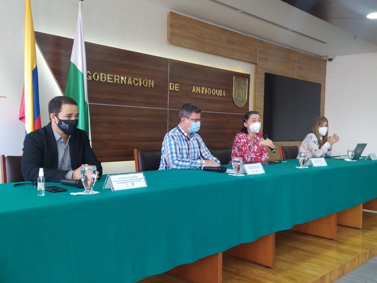 El gobernador de Antioquia, en compañía de expertos, confirmó los hallazgos de las variantes brasileña y británica en el departamento