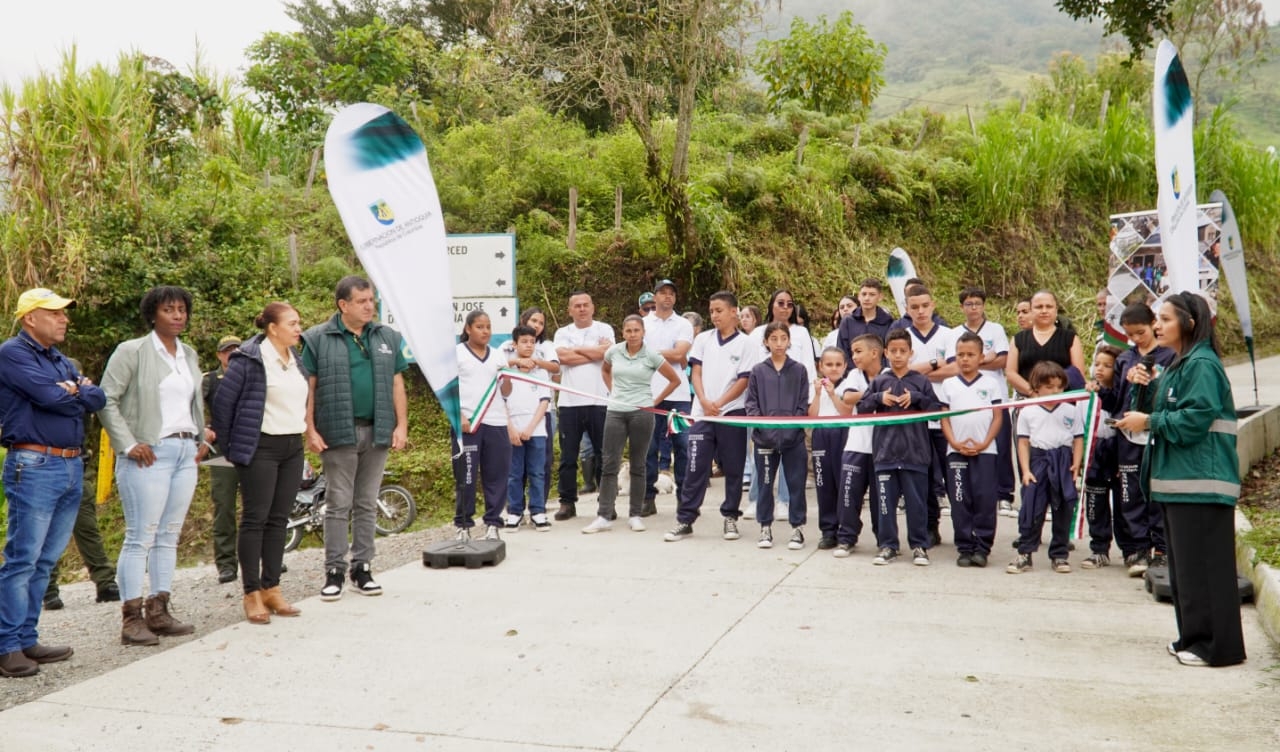 En Liborina, la Gobernación de Antioquia entregó 900 metros de vía