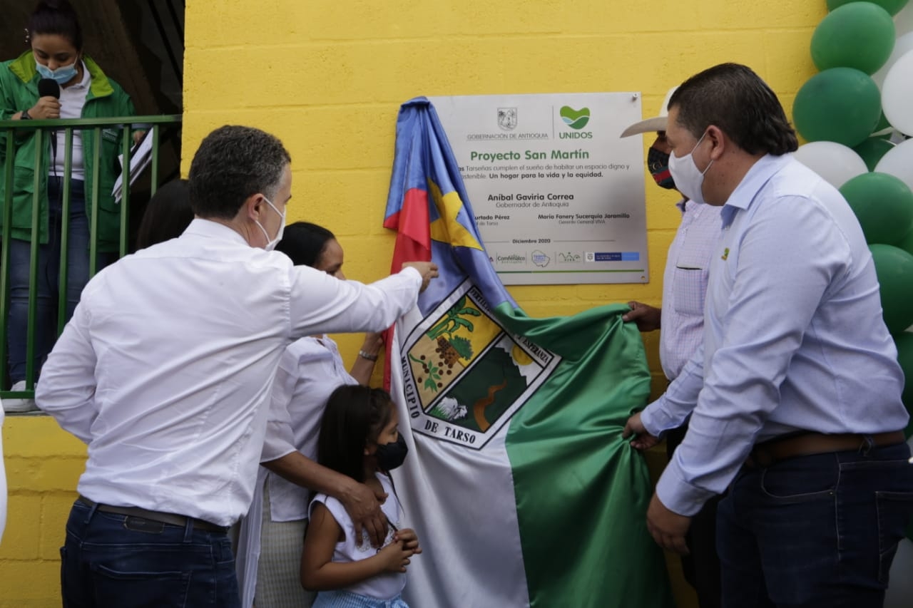 Tarso recibió obras de manos del gobernador Aníbal Gaviria