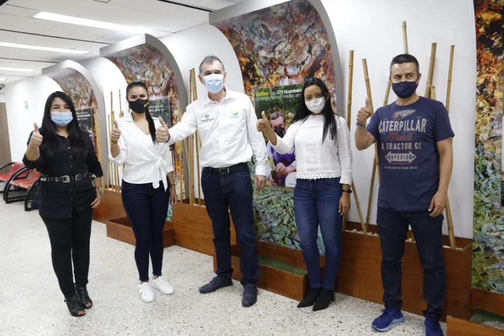 La Gobernación de Antioquia firmó hoy los primeros dos contratos de concesión minera que se suscriben en Colombia a través de la plataforma ANNA Minería