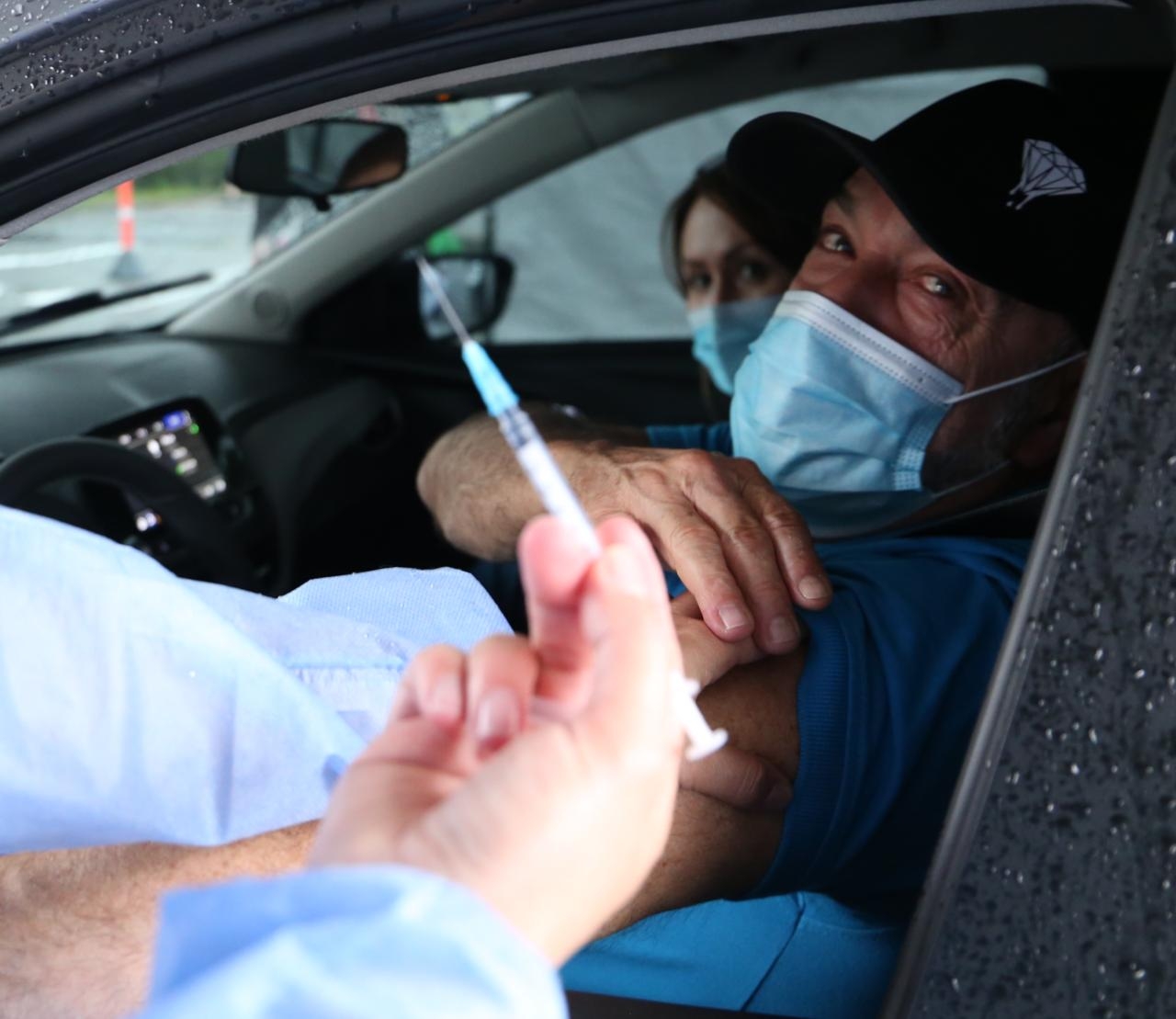 Comfama, EPS SURA, la Alcaldía de Rionegro y la Gobernación de Antioquia abren nuevo Punto de Vacunación Multivehicular en el Parque Comfama Rionegro