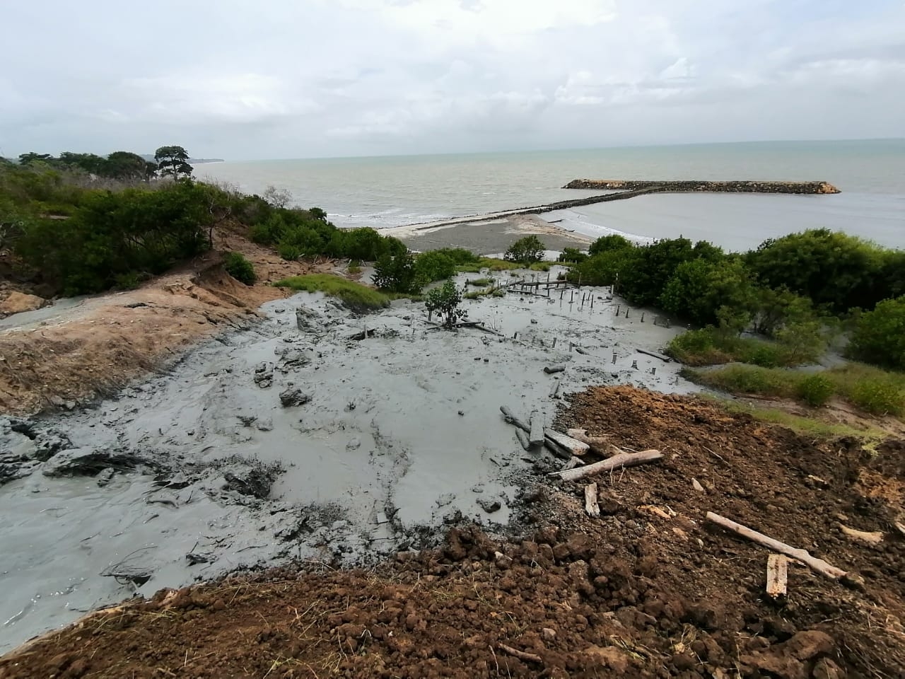Tras fuertes lluvias, volcán de lodo de Arboletes vertió material hacia la playa. Gracias a intervenciones del Dapard el talud no presenta inestabilidad