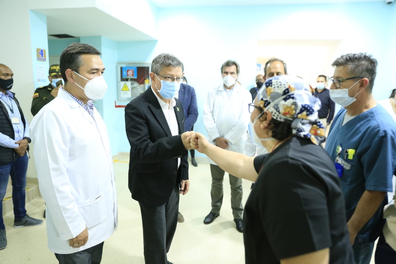 Gobernador (e) de Antioquia recorrió el Hospital La María con el Superintendente Nacional de Salud para mirar el trabajo de los profesionales de Misión Colombia que llegaron a apoyar la institución