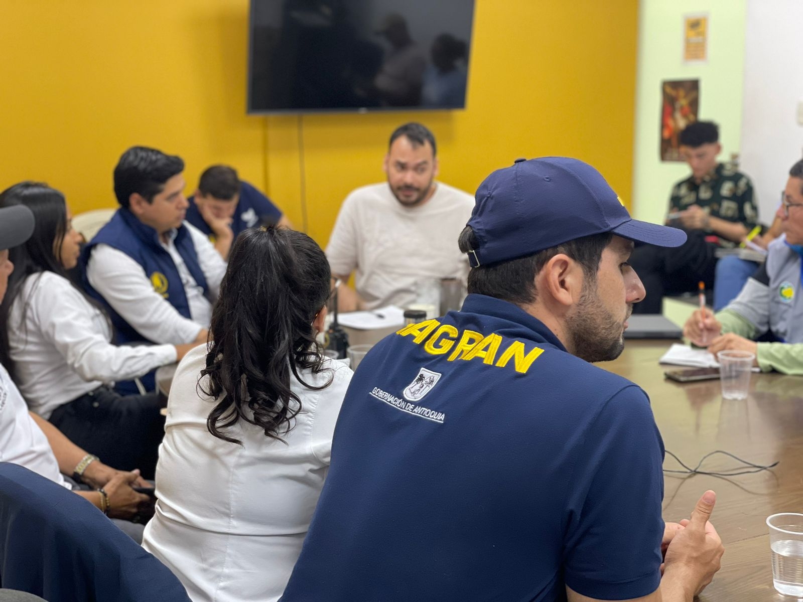 Gobernación de Antioquia presente en Caucasia apoyando la atención de la emergencia tras vendaval que afecta de forma preliminar a más de 408 familias
