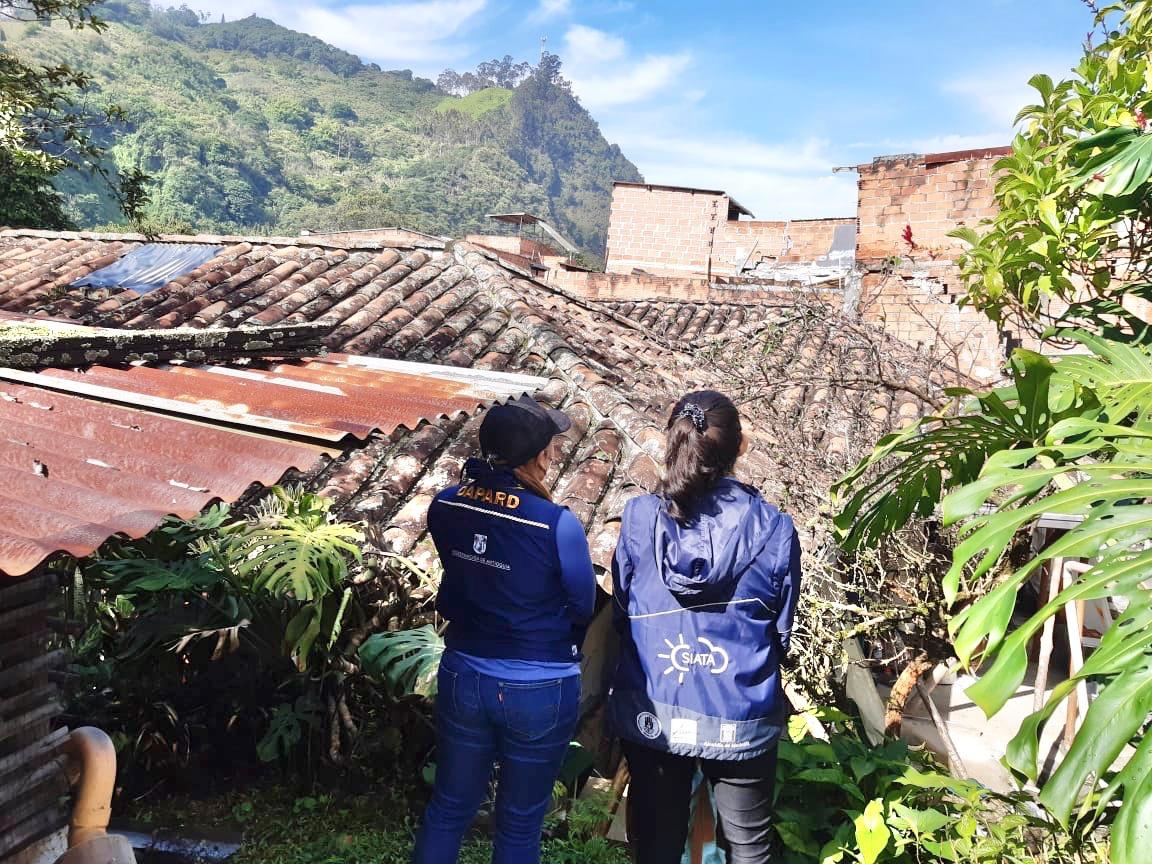 Primera vivienda colapsada por inestabilidad en ladera en Ancón II de Copacabana, el hecho no deja lesionados