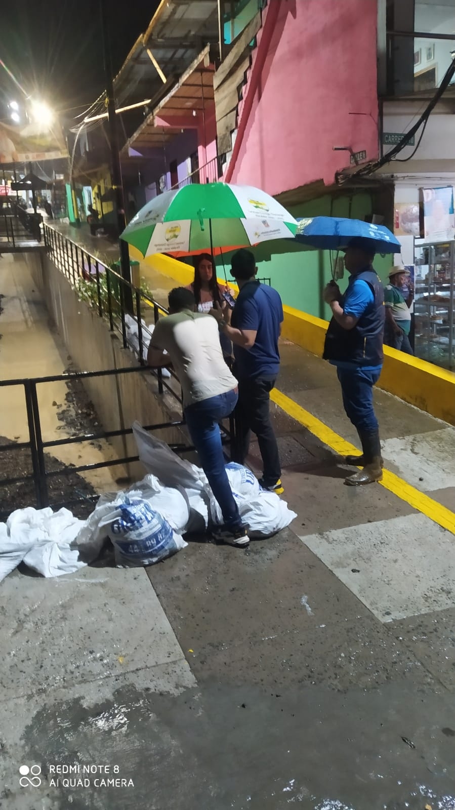 Bomberos y comunidad buscan a menor arrastrada por creciente súbita en Turbo. Dagran reitera recomendaciones ante la temporada de lluvias