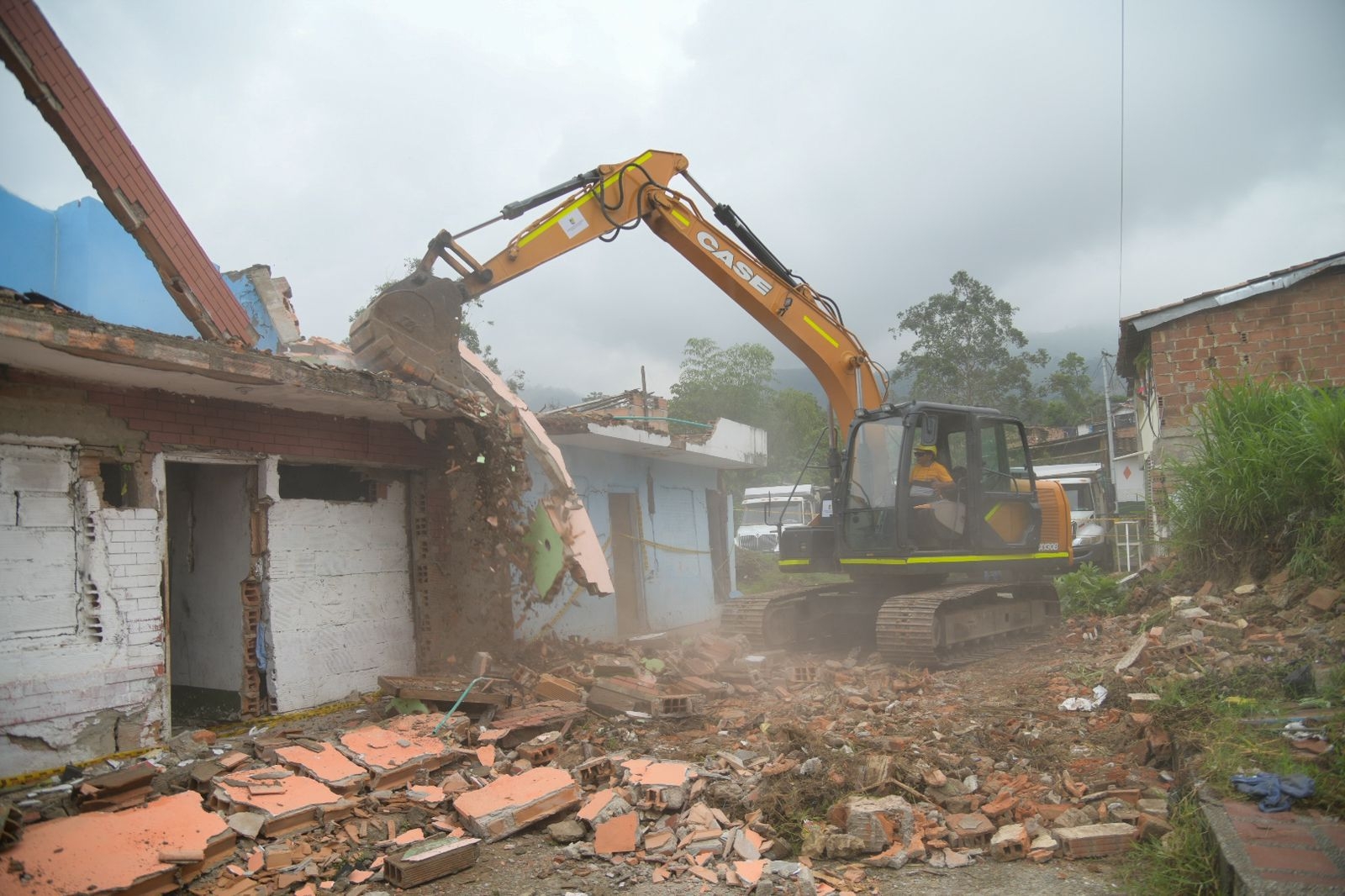 "Casa de vicio que me reporten, casa de vicio que procederemos a derrumbar", dijo el Gobernador Andrés Julián al ordenar la demolición de estos inmuebles en Amagá