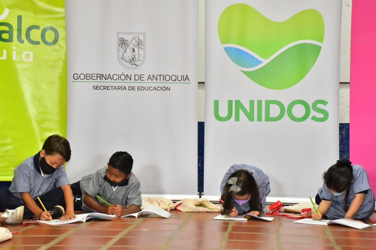 En Girardota inició la entrega de los kits de experiencia de la campaña Un Día por la Educación Rural