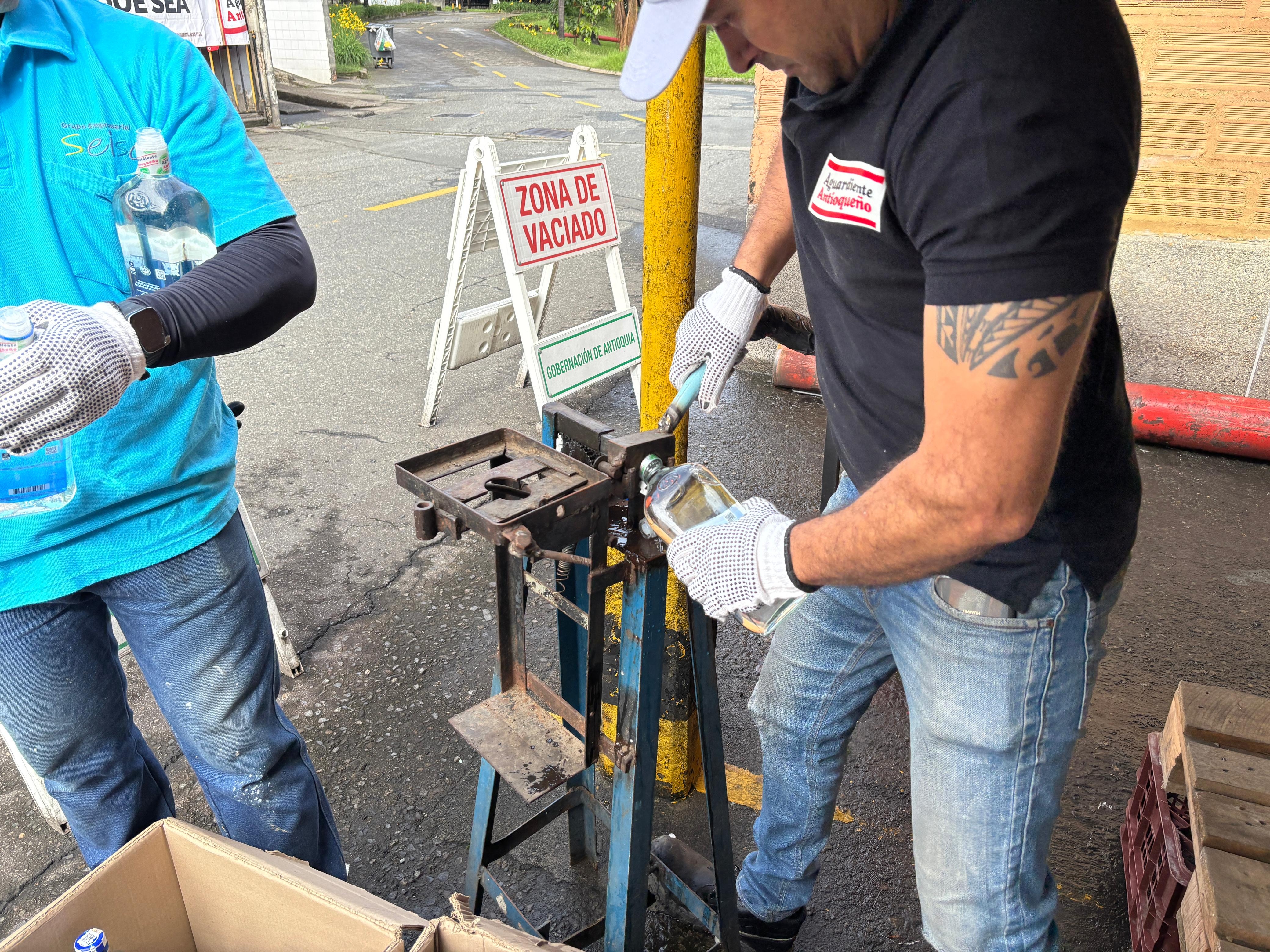 Gobernación de Antioquia inició destrucción de licor incautado en operativos de Rentas Departamentales y Fuerza Pública