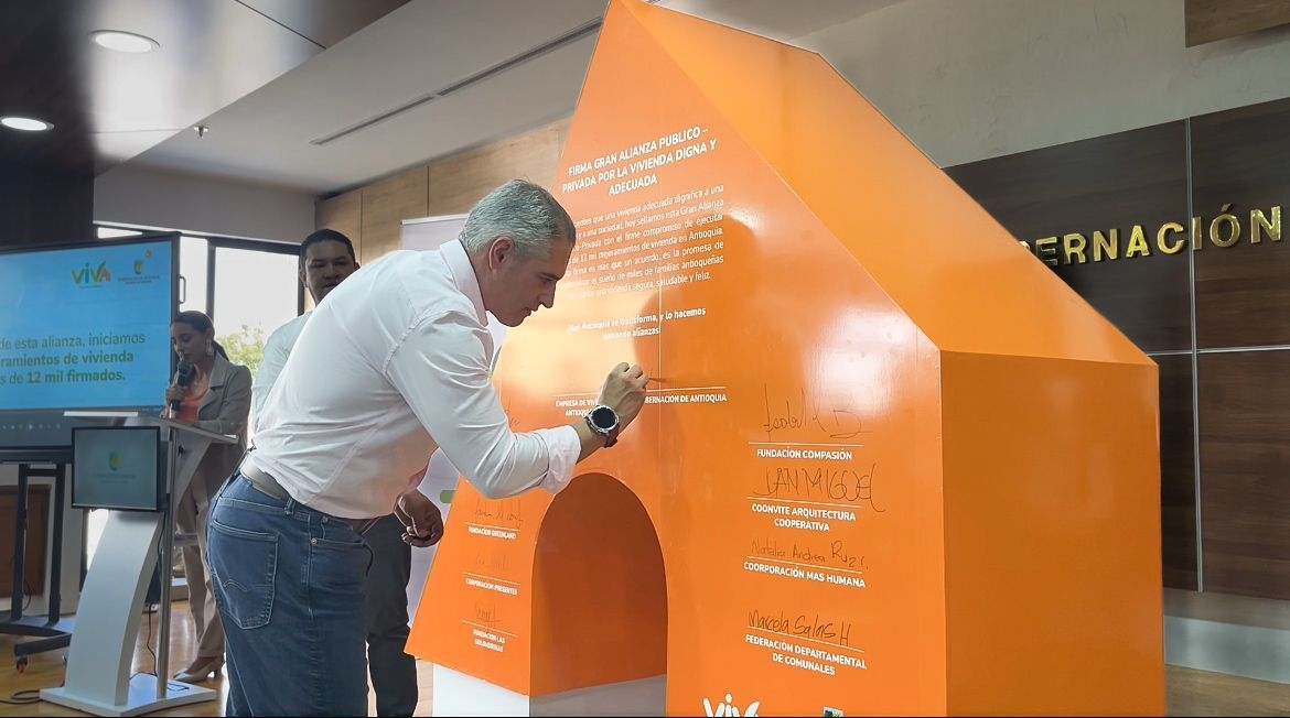 Gran alianza por la vivienda: Gobernación de Antioquia, municipios y  sector privado invierten 88 mil millones de pesos en mejoramientos