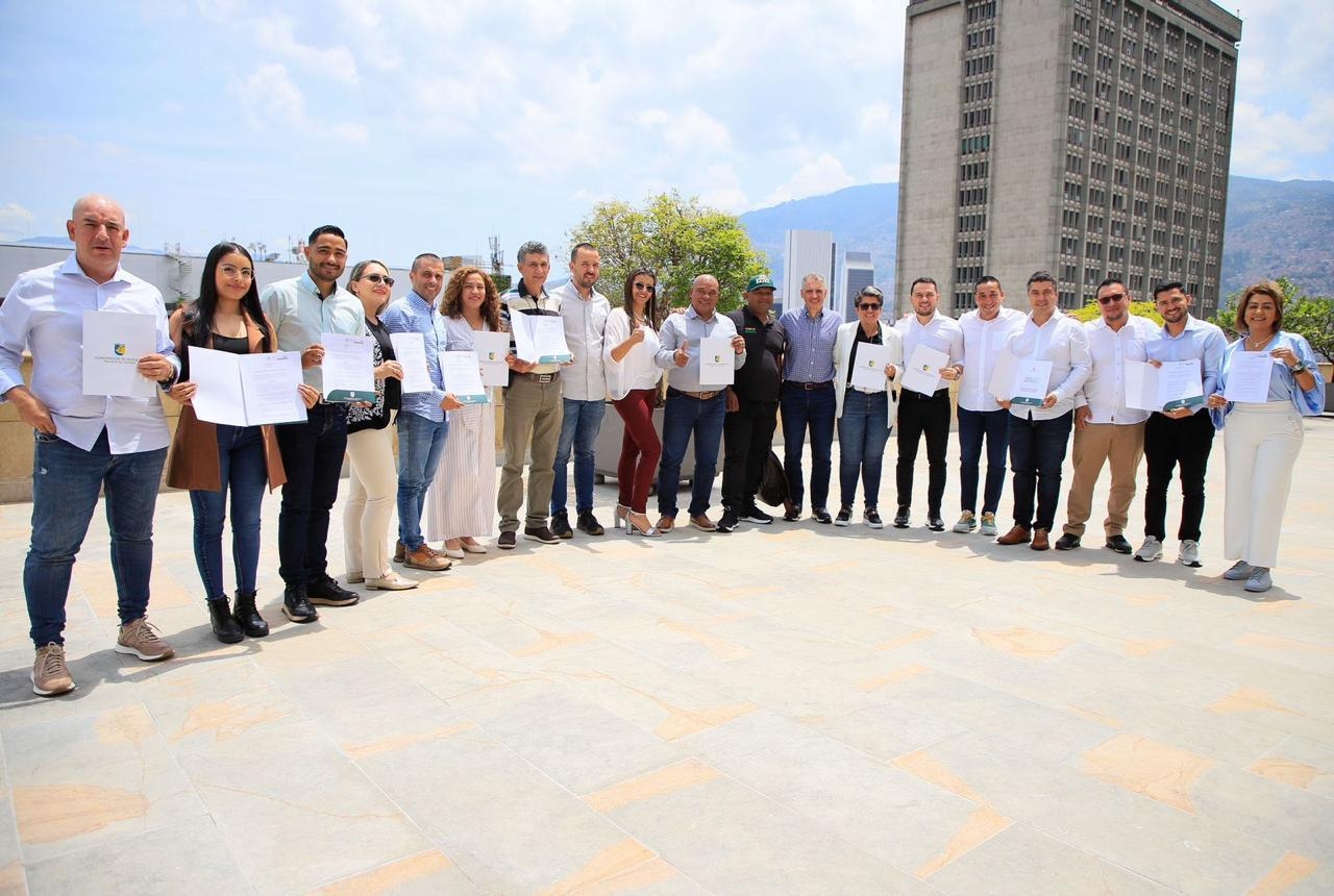 No más elefantes blancos: Gobernador Andrés Julián anunció inversión para finalizar obras de infraestructura hospitalaria en Antioquia