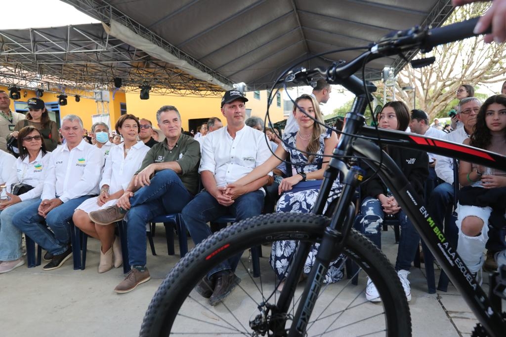 Gobernador Aníbal Gaviria acompañó la entrega del Distrito Cultural de San Roque