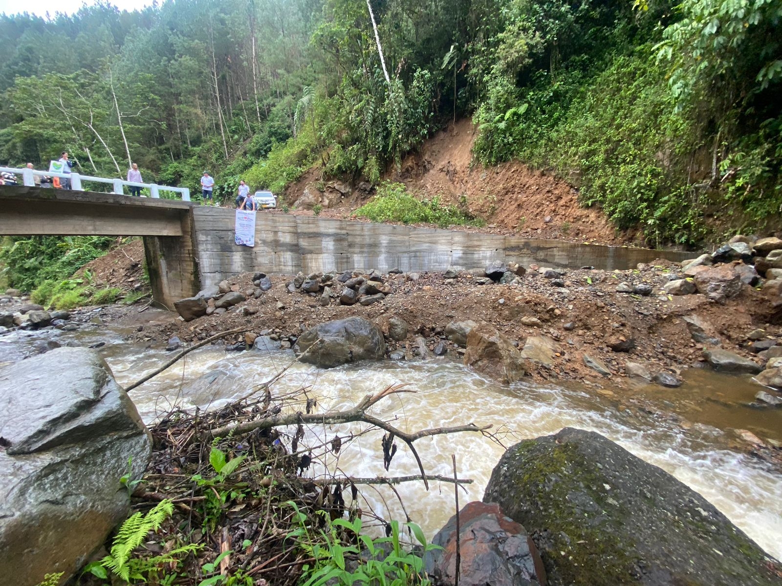 Dagran y alcaldía de Jardín entregaron obra de protección de puente afectado en meses pasados por avenida torrencial