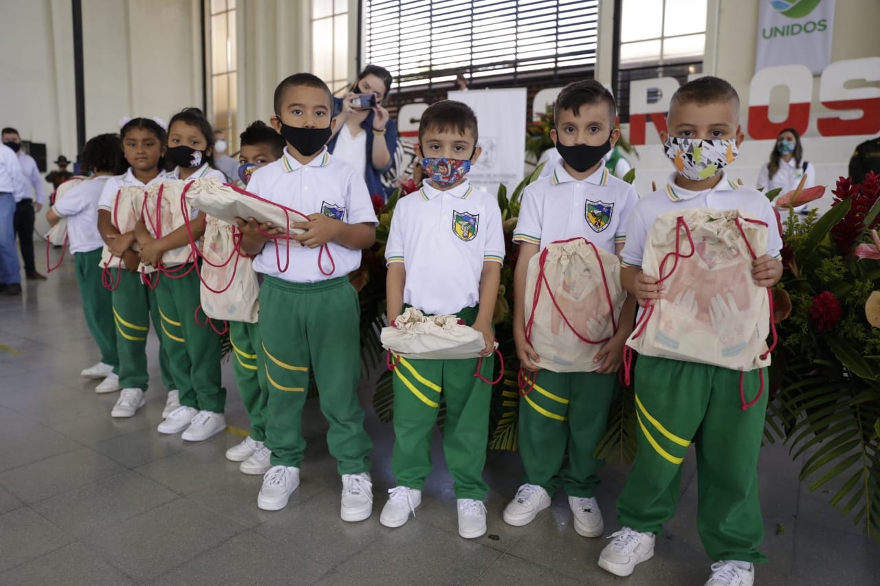 Niños de Transición y Básica Primaria de Vigía del Fuerte y Murindó recibirán kits escolares para fortalecer su estudio en casa
