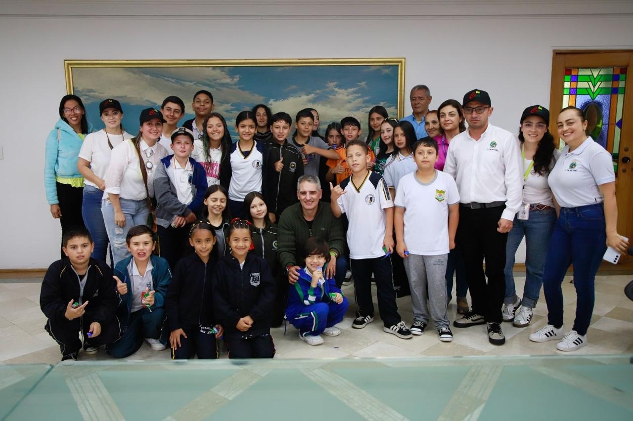 Gobernador Andrés Julián Rendón recibió a niños líderes comunales de la Ceja