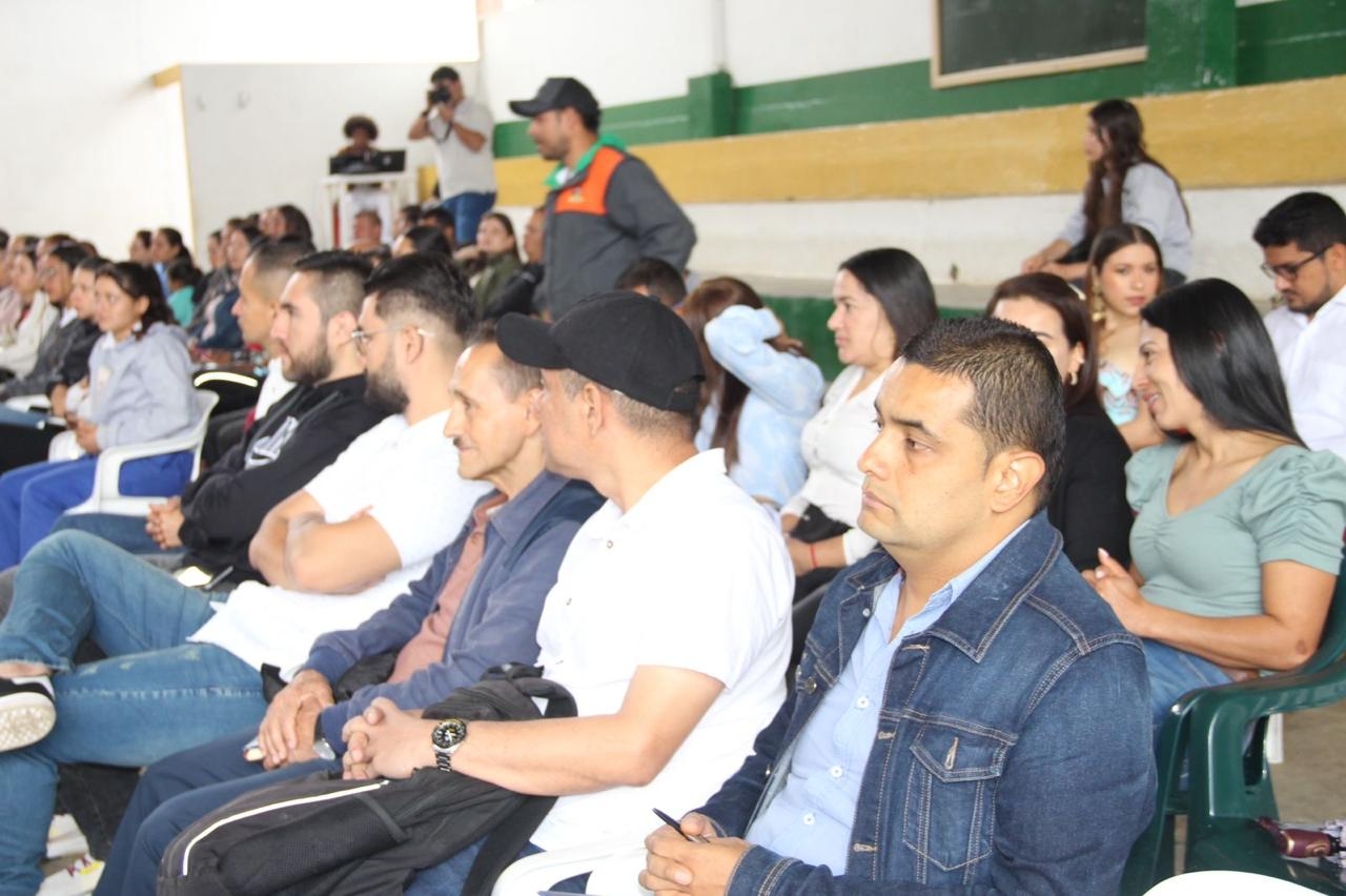 Gobernación de Antioquia celebra el Día del Maestro dialogando con ellos en el territorio