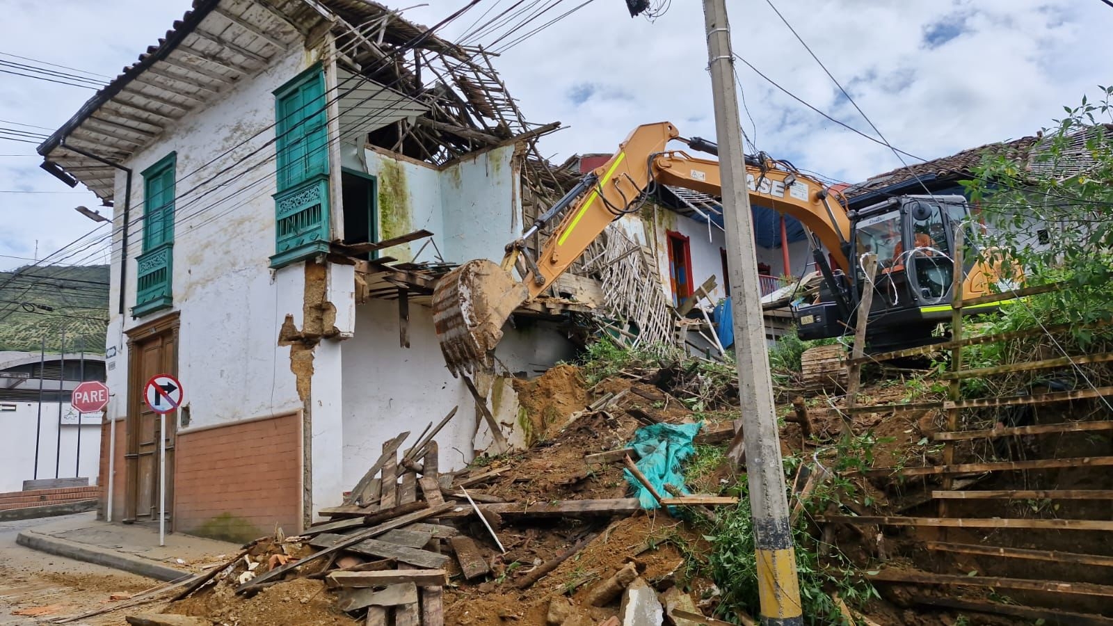 La Gobernación de Antioquia demolió en Sonsón seis inmuebles que se habían convertido en foco de inseguridad