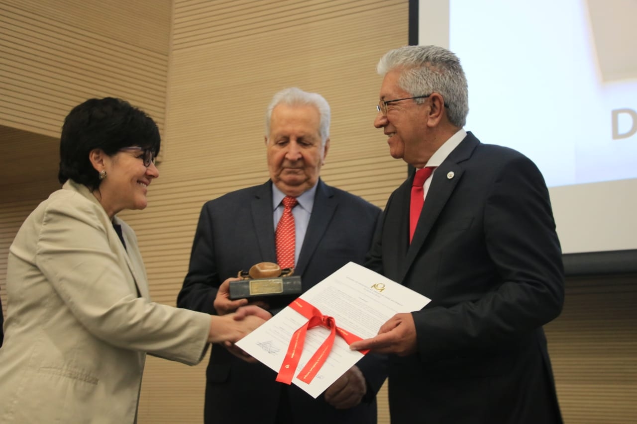 La Cámara de Comercio de Medellín para Antioquia otorgó un especial reconocimiento al secretario de Infraestructura de Antioquia, Gilberto Quintero Zapata