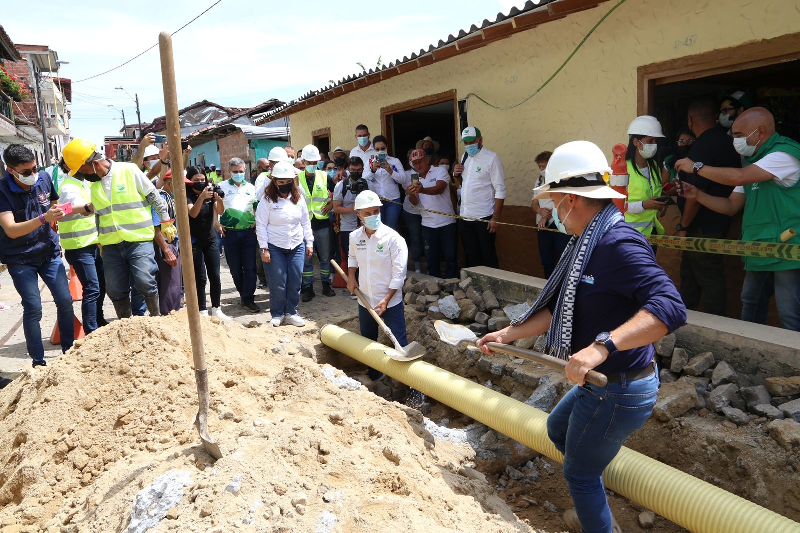 Gobernador anunció el inicio del Plan de Acueducto y Alcantarillado en Támesis y entregó 4 kilómetros de Placa Huella