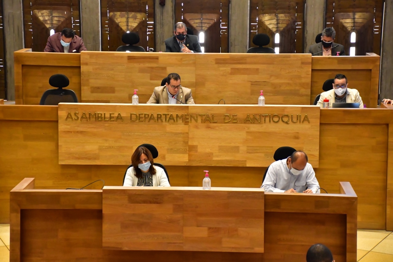 Abierto debate sobre la transformación de la Fábrica de Licores de Antioquia