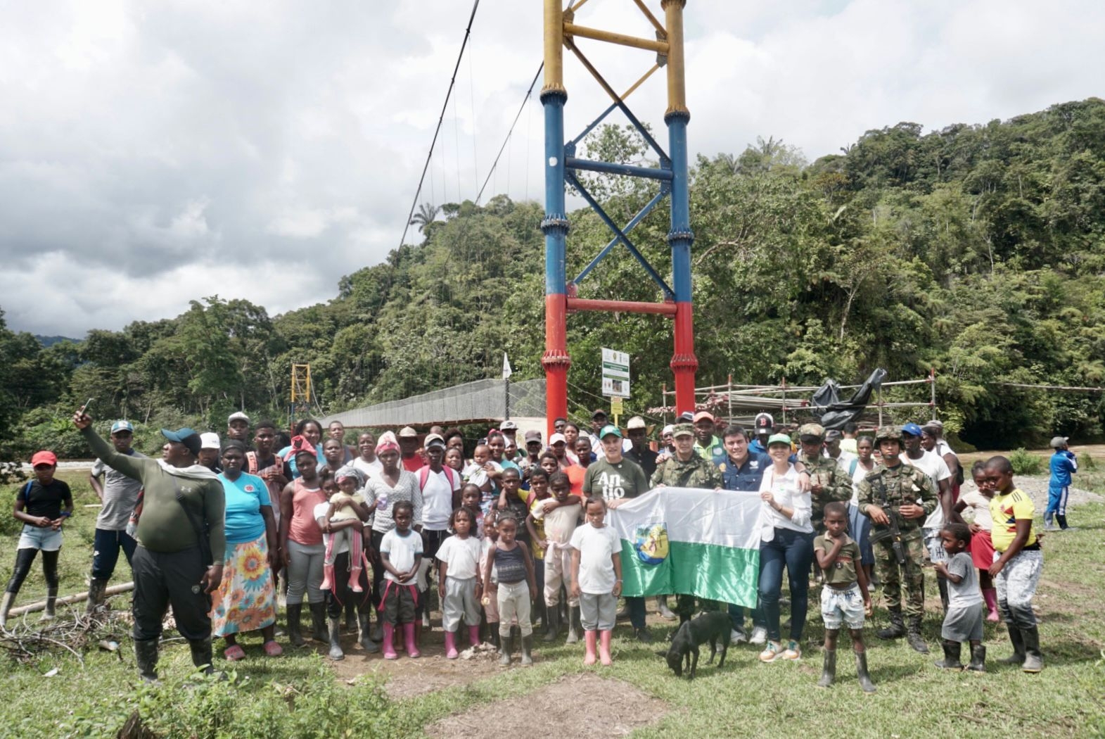 ¡Unidos lo logramos! Después de 3 años, la Gobernación de Antioquia entregó el puente más largo del programa Puentes para la Vida en Curbatá, Mandé, Urrao