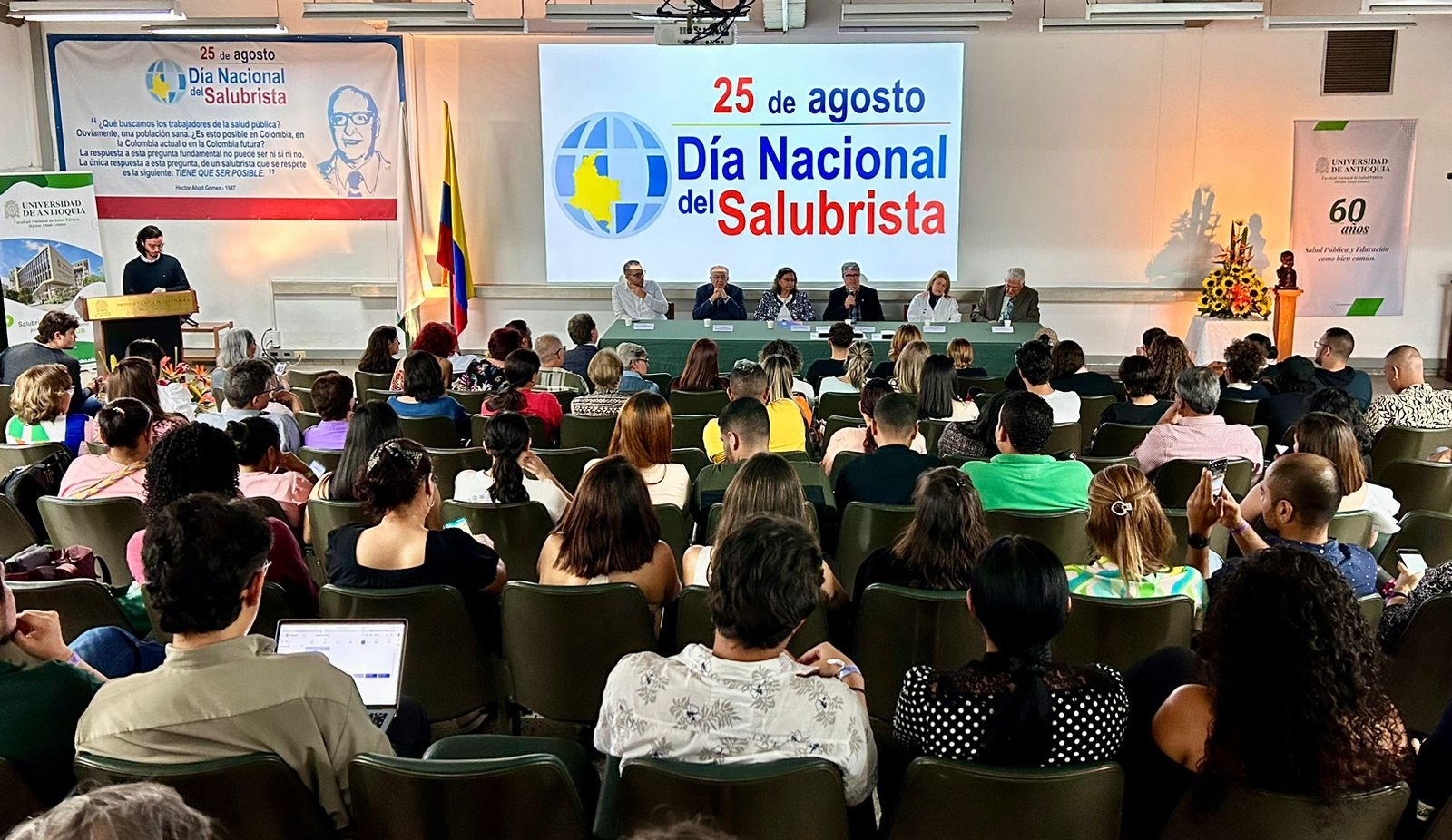 La Universidad de Antioquia entregó la Medalla al Mérito Héctor Abad Gómez a la Secretaría de las Mujeres