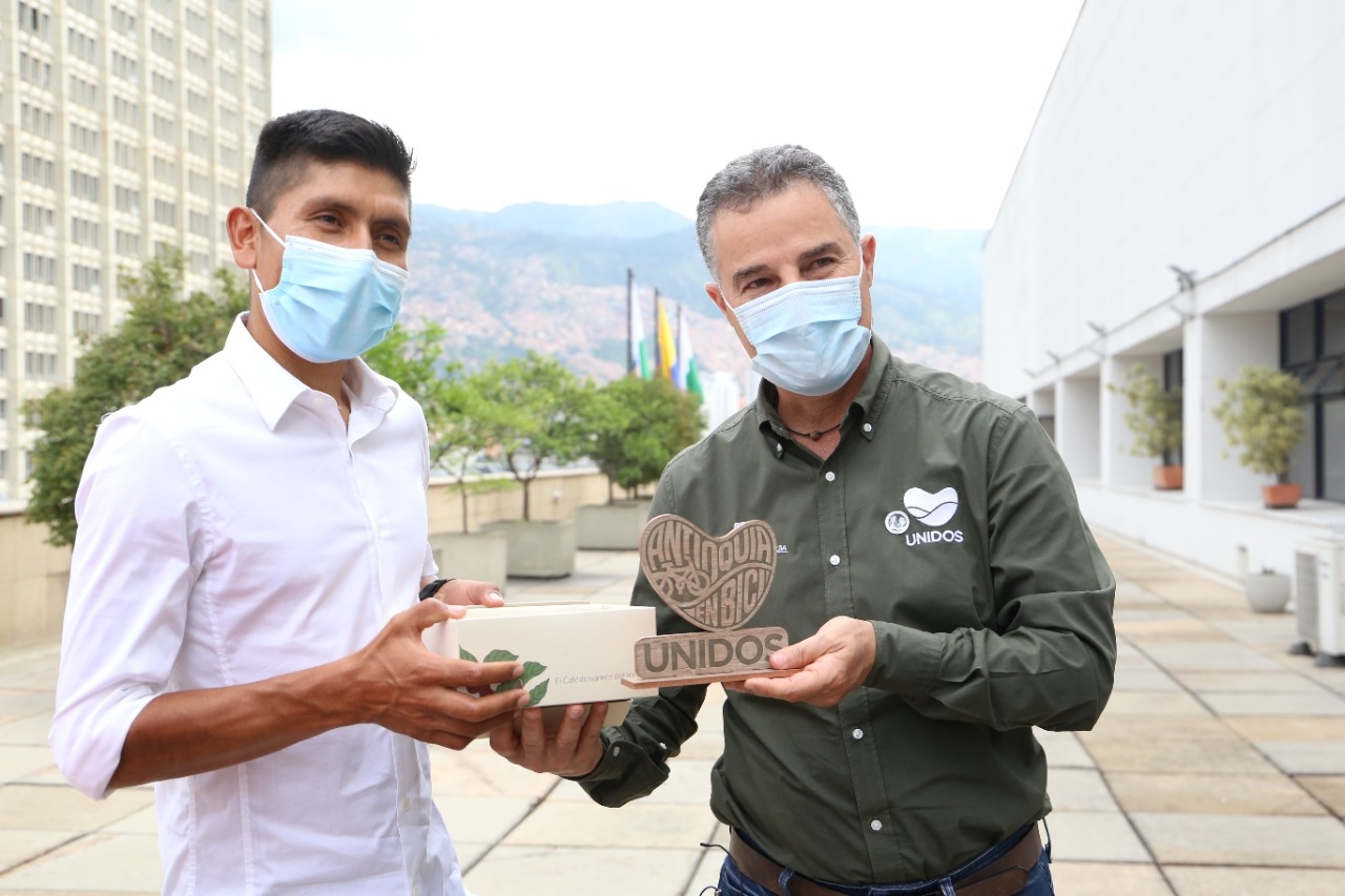 La gloria del ciclismo nacional Nairo Quintana visitó este martes al gobernador Aníbal Gaviria