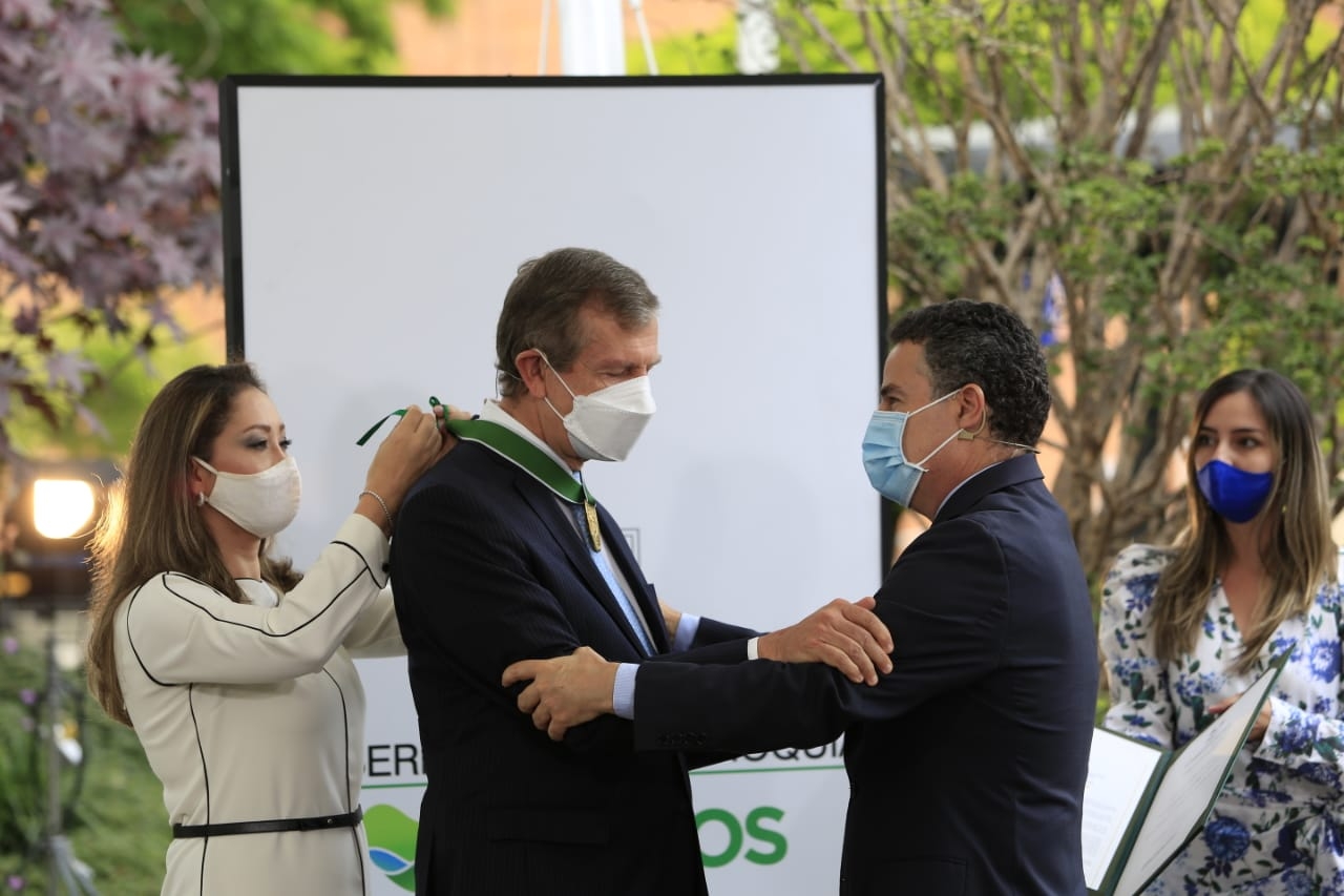 El Gobernador de Antioquia entregó el Escudo de Antioquia, categoría Oro, al rector de la Universidad Eafit, Juan Luis Mejía