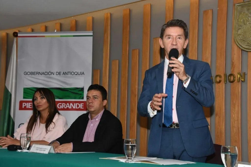 Gobernación instalarán paneles solares en 134 escuelas y centros comunales, con inversión de 6.792 millones de pesos