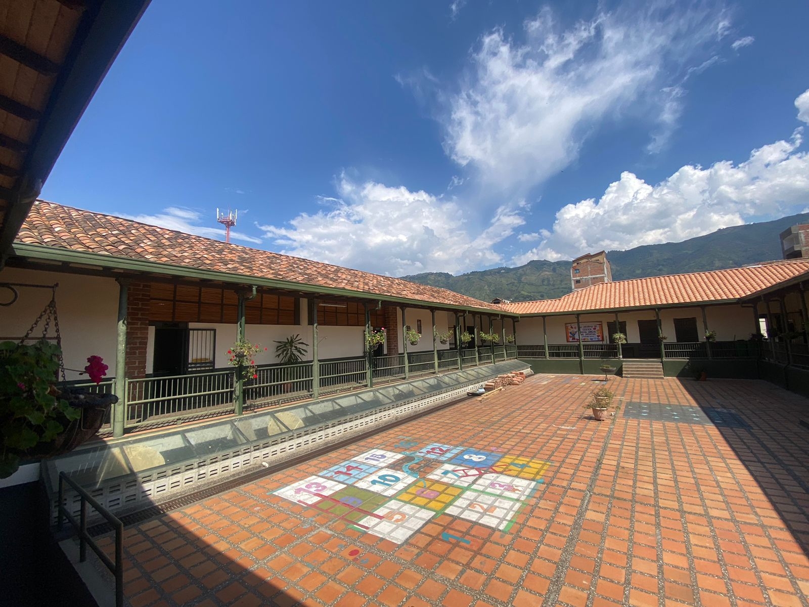 En Girardota se entregaron obras de mejoramiento de infraestructura educativa de la Institución Educativa Emiliano García