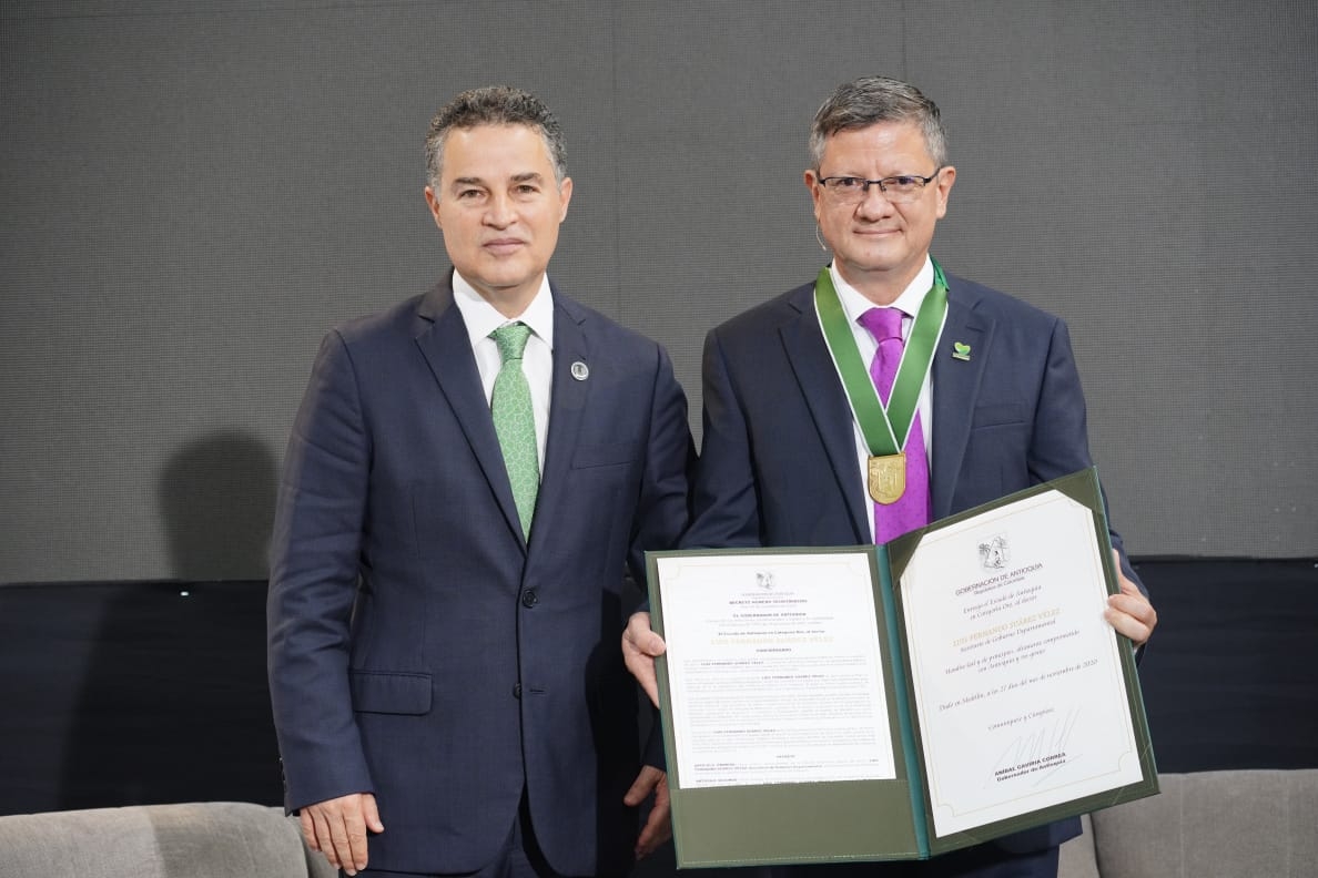 Luis Fernando Suárez Vélez, secretario de Gobierno departamental, recibió la máxima distinción de la Gobernación de Antioquia "Escudo de Antioquia Categoría Oro”