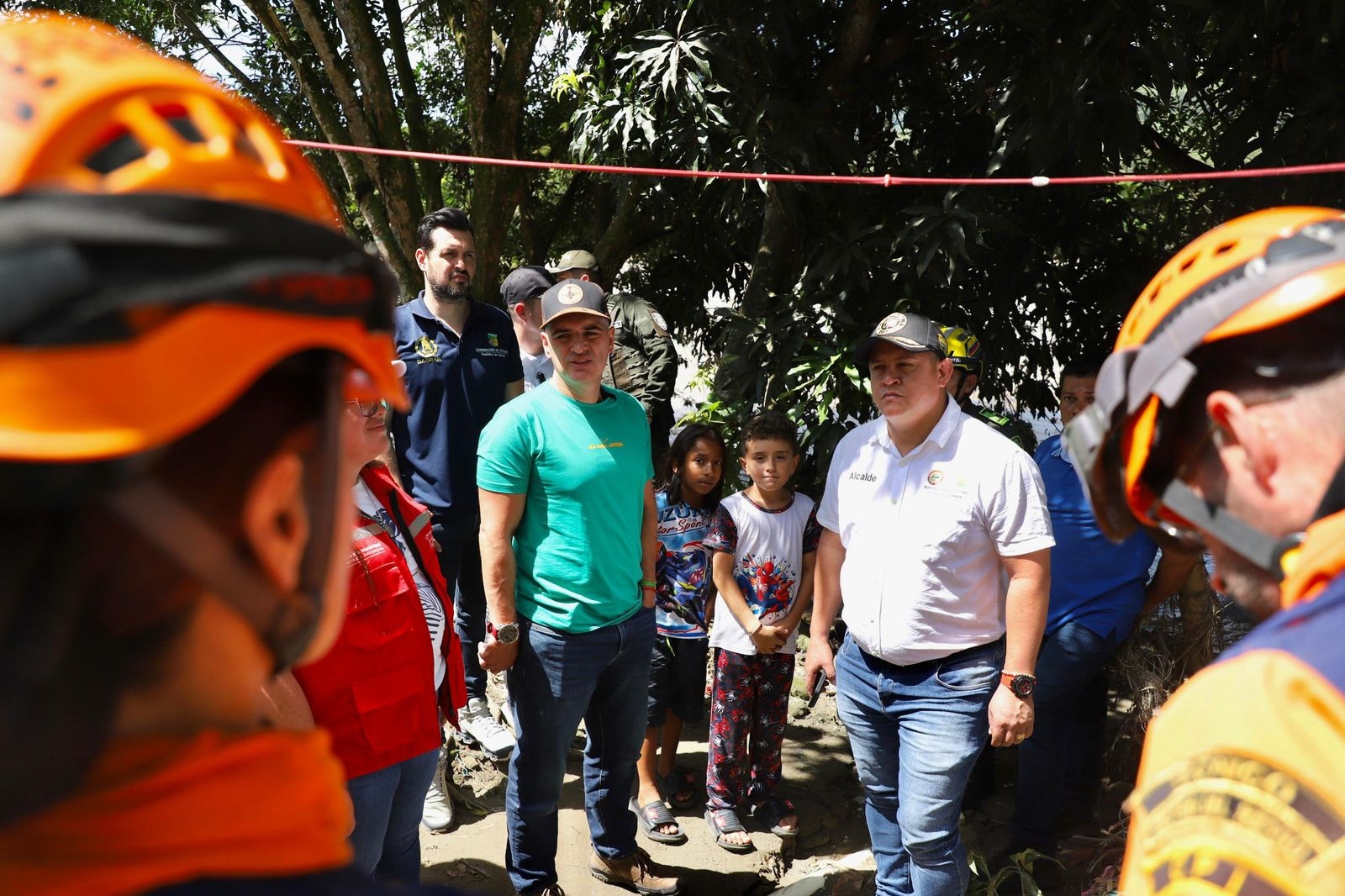 Gobernador Andrés Julián visitó familias damnificadas por temporada de lluvias en La Pintada