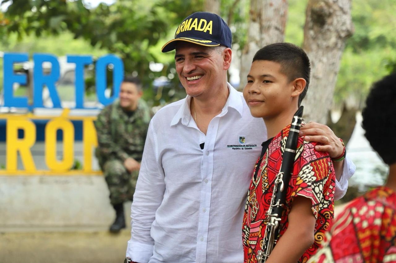 “Esta será la puerta de entrada y de salida para conectarse con el mundo entero”, dijo el gobernador Andrés Julián al visitar obras de Puerto Antioquia