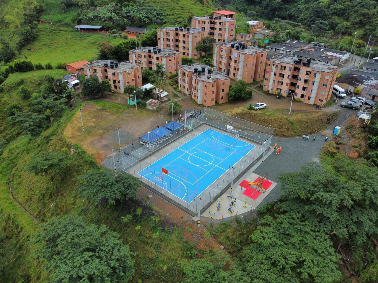 Gobernación de Antioquia entregó cancha polideportiva en Cañasgordas, como inversión social de la Nueva Vía al Mar Gonzalo Mejía Trujillo