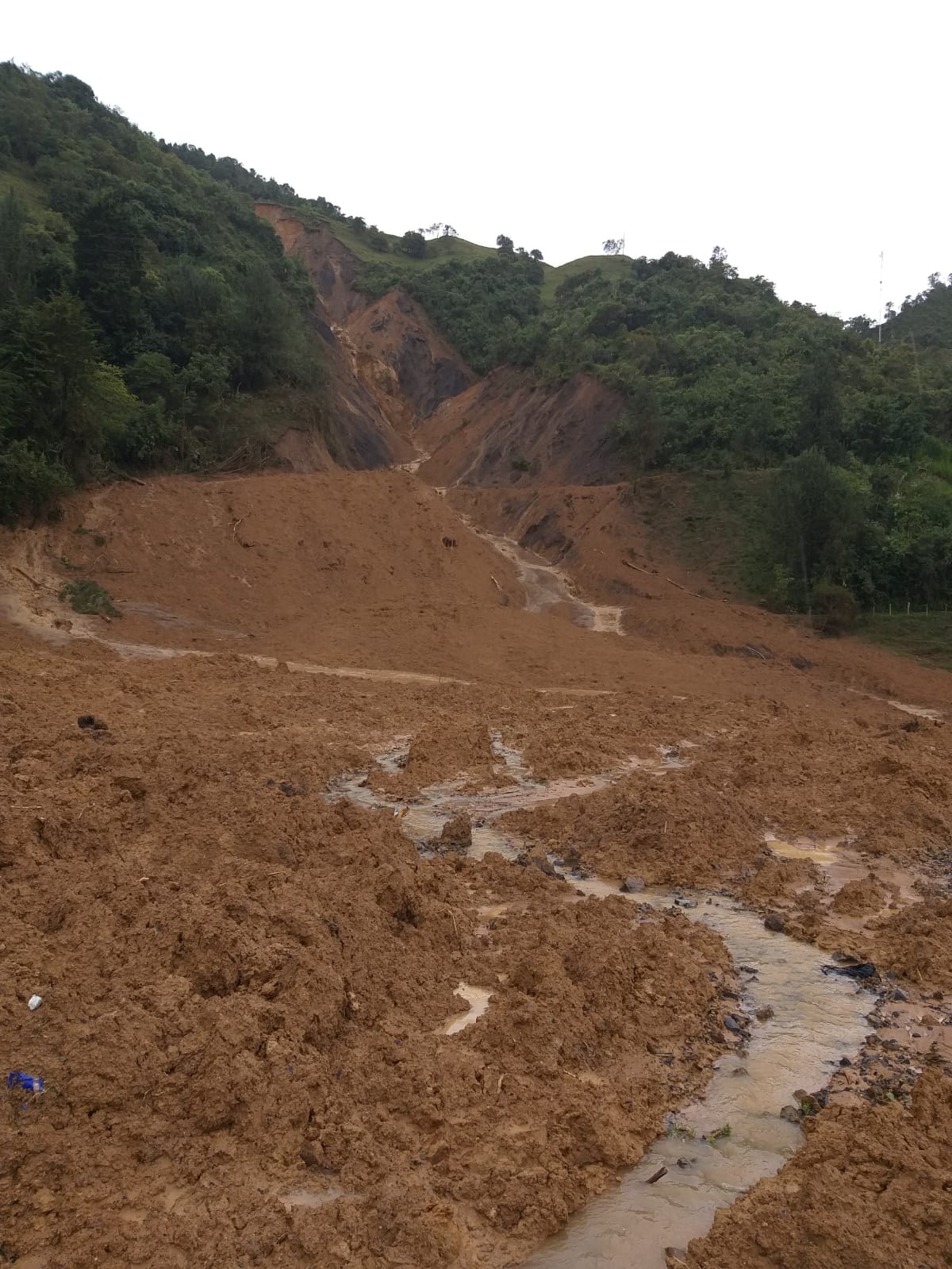 Lluvias de las últimas horas originaron movimiento en masa en Santa Fe de Antioquia. Informe preliminar es de dos fallecidos y dos desparecidos