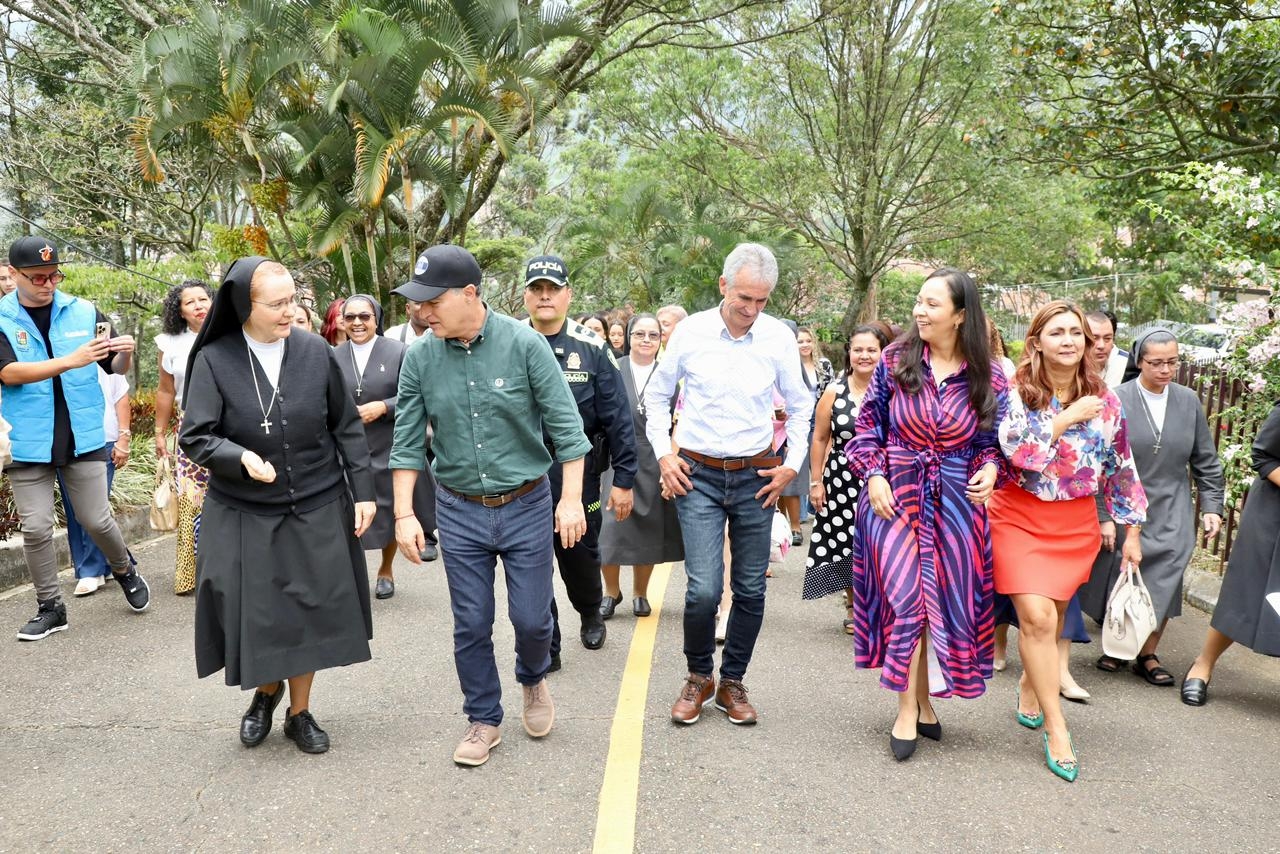 Gobernador de Antioquia celebró el Día del Maestro con anuncios para los docentes del Departamento
