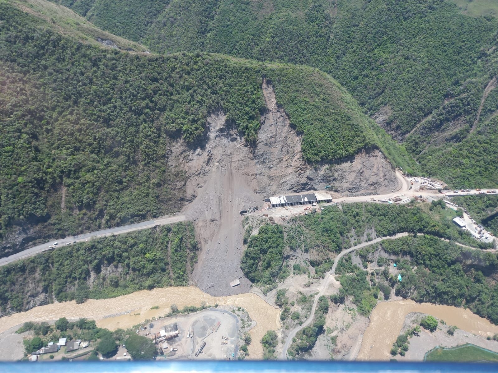 Cuatro personas estarían atrapadas en movimiento en masa en la vía Uramita-Dabeiba