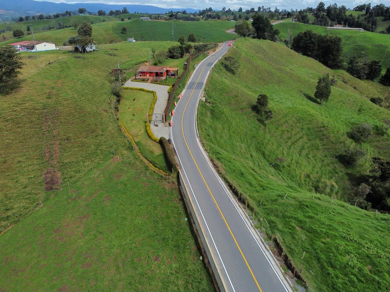 El Gobernador Andrés Julián entregó 10,5 kilómetros de vía que comunican a los municipios de Entrerríos con San José de la Montaña y San Jerónimo con San Pedro de los Milagros