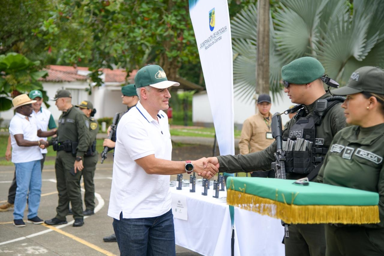 Gobernación de Antioquia hizo entrega de dotación para el Departamento de Policía Urabá