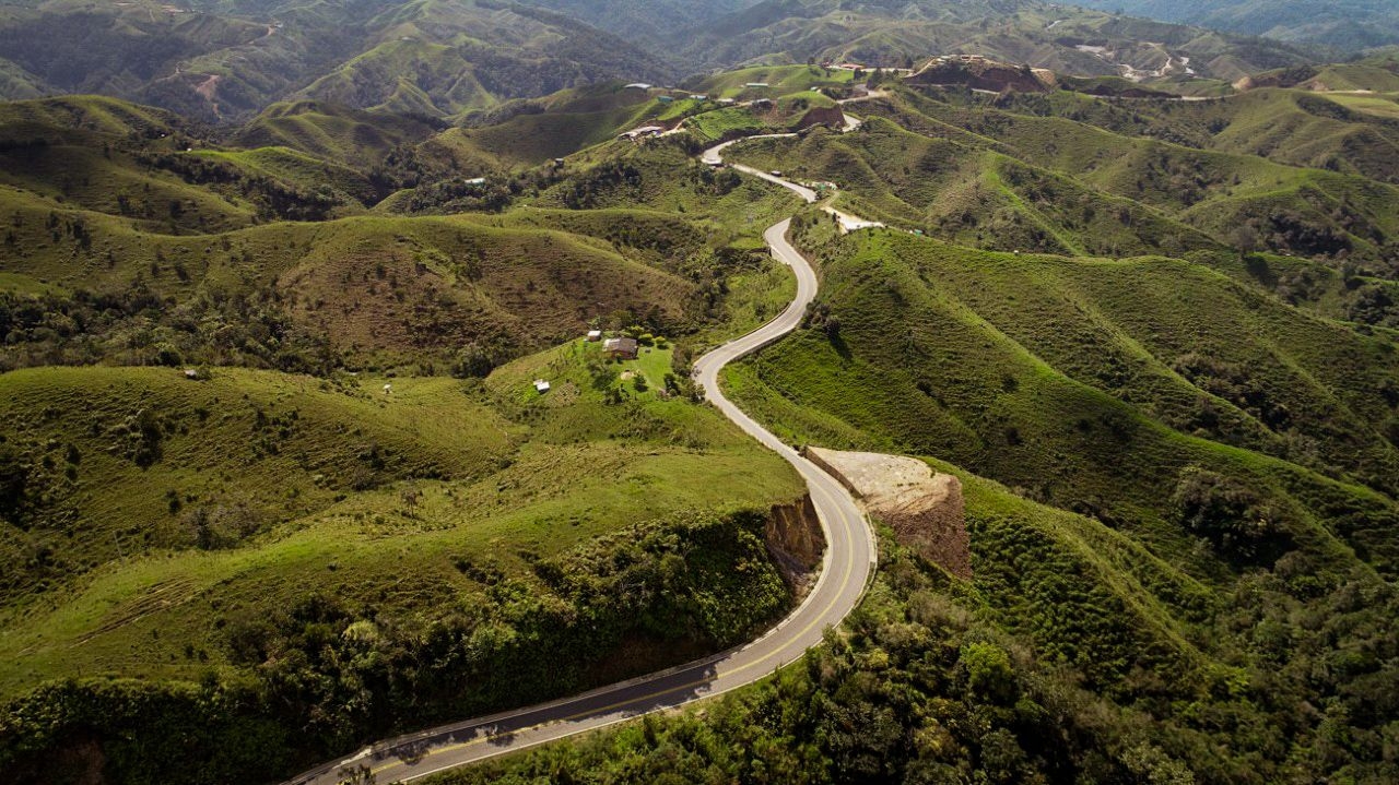 La pavimentación de la vía Anorí –El Limón es una realidad y hace parte de las 20 cabeceras municipales que la Gobernación de Antioquia está conectando